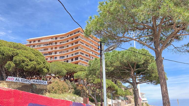 Spaniens Strände schrumpfen       -  Auch im katalanischen Platja d'Aro ist die Bauwut an der Küste ein Problem. (Archivbild)