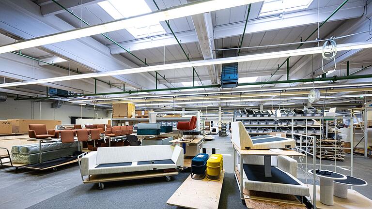 Möbelproduktion bei COR Sitzmöbel       -  Viele Möbelunternehmen klagen über Auftragsmangel.