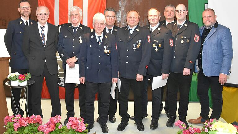 Landrat Thomas Eberth ehrte sieben Aktive mit dem Staatlichen Ehrenabzeichen für 40 Dienstjahre. Von links: Kreisbrandinspektor Holger Pfeuffer, Bürgermeister Günter Schumacher, Friedrich Emmerich, Dietmar Wehr, Stephan Herrmann, Harald Schwab, Bernhard Schwab, Kreisbrandmeister Stefan Schmidberger, Kommandant Tobias Wehr, Thomas Eberth.&nbsp;