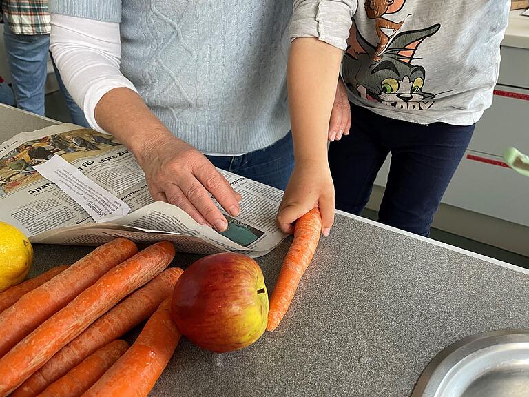 „Kinder an die Töpfe“ heißt ein neues Angebot im Amt für Ernährung, Landwirtschaft und Forsten (AELF) in Karlstadt, den erstmals Kursleiterin Iris Burger (links) angeboten hat. „Kinder an die Töpfe“ heißt ein neues Angebot im Amt für Ernährung, Landwirtschaft und Forsten (AELF) in Karlstadt, den erstmals Kursleiterin Iris Burger (links) angeboten hat.