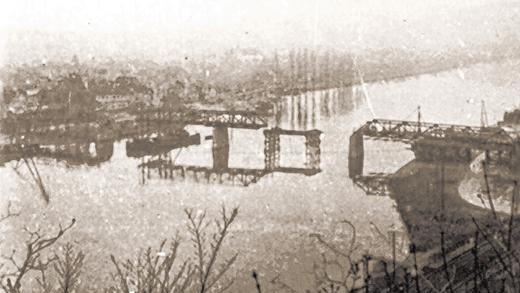 Kaputt: In der Panik der letzten Kriegstage wurde die Zellinger Mainbrücke gesprengt. Hier der Blick von der Benediktushöhe, als die Instandsetzung im Gang war.