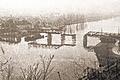 Kaputt: In der Panik der letzten Kriegstage wurde die Zellinger Mainbrücke gesprengt. Hier der Blick von der Benediktushöhe, als die Instandsetzung im Gang war.