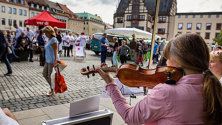 Den Marktplatz in Schweinfurt zu beleben, ist ein Ziel der Stadtpolitik. Die SPD fand, ein Viktualienmarkt könnte eine Lösung für dauerhafte Belebung sein, doch bei den Haushaltsberatungen stieß das im Gremium nicht auf Gegenliebe.