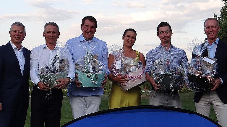 Präsident Bernhard May gewinnt den &bdquo;Julius Bär Golf Cup&ldquo;       -  72 Golferinnen und Golfer nahmen am diesjährigen &bdquo;Julius Bär Golf Cup&ldquo; im Golf Club Würzburg teil. Die Sonderpreise sicherten sich Ellen Scheibl mit 152 Metern und Christoph Rosa mit 215 Metern (&bdquo;Longest Drive&ldquo;), am präzisesten schlugen Alexandra Roloff mit 5,12 Metern und Frank Schütz mit 5,32 Metern an die Fahne (&bdquo;Nearest to the Pin&ldquo;). In der Nettoklasse C wurden extrem gute Ergebnisse gespielt: Wolfgang Kellermann sicherte sich mit 44 Punkten den dritten Platz, Kornelia Wöhrl mit 45 Punkten Rang zwei, und 46 Punkte brachten Andreas Schultheis den Klassensieg. In der Nettoklasse B erspielte sich Bernd Gärtner mit 39 Punkten den dritten Platz, Roswitha Schum sicherte sich mit ebenfalls 39 Punkten den zweiten Platz und Michael Bialas erreichte mit 40 Punkten Rang eins. Auch in der Nettoklasse A konnten alle Sieger ihre Vorgaben verbessern. Je 37 Punkten spielten Jim Stock und Steffen Liebler und teilten die Plätze drei und zwei unter sich auf. Den Gruppensieg sicherte sich Ernst Schraud mit 39 Punkten. In der Königsklasse setzte sich Alexandra Roloff mit 31 Bruttopunkten und einer neuen Vorgabe von 7,3 durch. Im Brutto Herren gab es eine Besonderheit: Der Präsident des Golf Clubs, Bernhard May, erspielte sich auch 31 Bruttopunkte, verbesserte sein Handicap auf 5,0 und gewann das Turnier. Im Bild (von links) Knut Hartlieb, Michael Bialas, Ernst Schraud, Alexandra Roloff, Andreas Schultheis und Bernhard May.