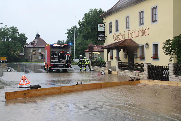 In Breitbach musste die Feuerwehr die überflutete B22 für den Verkehr sperren.