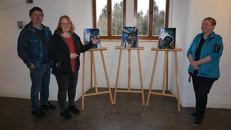 Doris Hopf zeigt im Bruder-Franz-Haus auf dem Kreuzberg in einer Ausstellung ihre Bilder des Bilderzyklus  'Das Leben Jesu'. Mit im Bild Bernhard Hopf und Carmen Zinßler-Maul (rechts) vom Team des Bruder-Franz-Hauses.