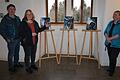 Doris Hopf zeigt im Bruder-Franz-Haus auf dem Kreuzberg in einer Ausstellung ihre Bilder des Bilderzyklus  'Das Leben Jesu'. Mit im Bild Bernhard Hopf und Carmen Zinßler-Maul (rechts) vom Team des Bruder-Franz-Hauses.