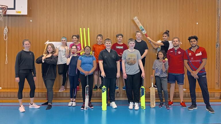 Petra Günther, Deepak Grandla und die Klasse 6a mit ihrem Klassleiter Andreas Sandweger.