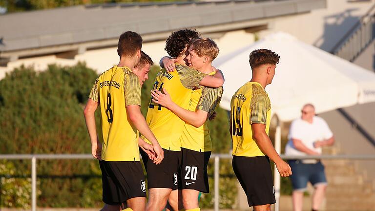 Die Giebelstädter Spieler Noah Ratsch, Lukas Steinmetz, Lukas Dill, Louis Fürst und Dennis Deppner (von links nach rechts) bejubeln das 2:2 gegen den SV Kürnach.