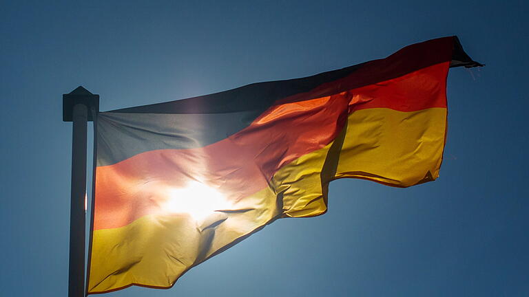 Tag der Deutschen Einheit.jpeg       -  Die deutsche Flagge im Sonnenlicht – ab Freitag, dem 15. September 2023, besteht die Bundesrepublik länger als des Kaiserreich, die Weimarer Republik und das Dritte Reich zusammen.