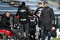 Kickers-Vorstand Sport Sebastian Schuppan (links) glaubt weiter an Trainer Bernhard Trares und sein Team.