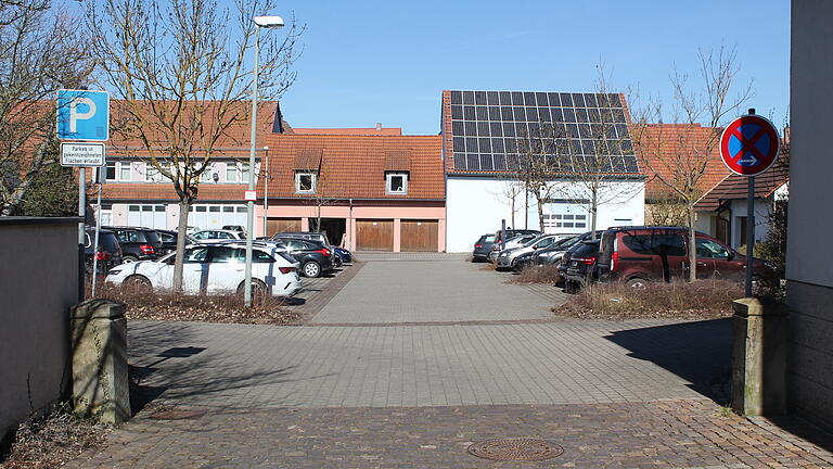 Könnte auf dem Parkplatz an der Bürgermeister-Weigand-Straße ein Parkdeck gebaut werden? Die Stadtratsfraktion von Geo-net möchte, dass die Stadtverwaltung dies prüft. Könnte auf dem Parkplatz an der Bürgermeister-Weigand-Straße ein Parkdeck gebaut werden? Die Stadtratsfraktion von Geo-net möchte, dass die Stadtverwaltung dies prüft.