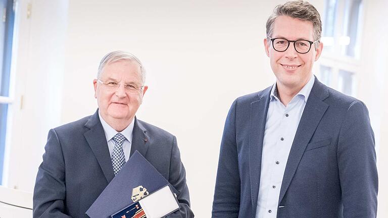 Kunstminister Markus Blume überreichte das Bundesverdienstkreuz an den Kirchenhistoriker Prof. Dr. Wolfgang Weiß. Kunstminister Markus Blume überreichte das Bundesverdienstkreuz an den Kirchenhistoriker Prof. Dr. Wolfgang Weiß.