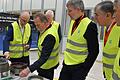 Besuch bei ZF in Schweinfurt: Der wirtschaftspolitische Sprecher der Grünen Bundestagsfraktion, Dieter Janecek (Dritter von rechts), und der Schweinfurter Landtagsabgeordnete Paul Knoblach (Zweiter von links) informierten sich bei ZF-Standortleiter Manfred Süß (links) und seinem Vorgänger Hans-Jürgen Schneider (rechts) über die Transformation zur E-Mobilität. Beim Besuch im Werk Süd in Schweinfurt waren außerdem Stadtrat Reginhard von Hirschhausen (verdeckt dahinter) sowie Kreisrat Thomas Vizl (Zweiter von rechts) dabei.