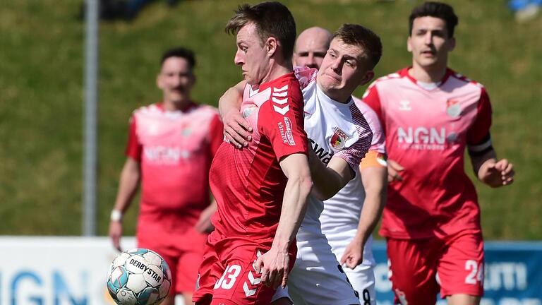 Bis in die Nachspielzeit hinein schien es, als könne sich der FC Augsburg II (Hans Rathgeber) alle drei Punkte beim TSV Aubstadt (links Joshua Endres, rechts Ben Müller) packen.