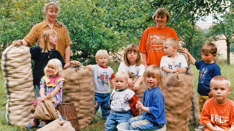 Kindergarten Kerbfeld bei der Apfelernte.