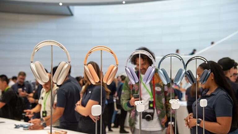 Apple Neuheiten-Event - Die frischen Farben der Kopfhörer AirPods Max und die neuen AirPods 4 sind nach der Vorstellung im Apple-Hauptquartier zu sehen. Apple Neuheiten-Event - Die frischen Farben der Kopfhörer AirPods Max und die neuen AirPods 4 sind nach der Vorstellung im Apple-Hauptquartier zu sehen.