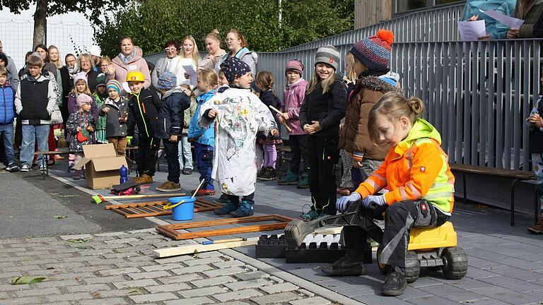 'Wer will fleißige Handwerker sehen' führten die Gruppe Rasselbande und die Vorschulkinder des Kindergartens Zwergenhöhle zur offiziellen Einweihung der neuen Kinderkrippe auf.