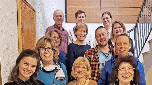 Sie haben am „Letzte Hilfe Kurs“ teilgenommen: (von links hinten) Willi Rudolph, Karin Voll, Veronika Wackenreuter, Monika Metz, Carola Ankenbauer, Tanja Hetzel, Marco Raithel, Gertrud Baus, Jutta Schneider, Sandra Pajunk, Madeleine Keller und Mic... - Sie haben am „Letzte Hilfe Kurs“ teilgenommen: (von links hinten) Willi Rudolph, Karin Voll, Veronika Wackenreuter, Monika Metz, Carola Ankenbauer, Tanja Hetzel, Marco Raithel, Gertrud Baus, Jutta Schneider, Sandra Pajunk, Madeleine Keller und Michaela Kaiser. Sie haben am „Letzte Hilfe Kurs“ teilgenommen: (von links hinten) Willi Rudolph, Karin Voll, Veronika Wackenreuter, Monika Metz, Carola Ankenbauer, Tanja Hetzel, Marco Raithel, Gertrud Baus, Jutta Schneider, Sandra Pajunk, Madeleine Keller und Mic... - Sie haben am „Letzte Hilfe Kurs“ teilgenommen: (von links hinten) Willi Rudolph, Karin Voll, Veronika Wackenreuter, Monika Metz, Carola Ankenbauer, Tanja Hetzel, Marco Raithel, Gertrud Baus, Jutta Schneider, Sandra Pajunk, Madeleine Keller und Michaela Kaiser.