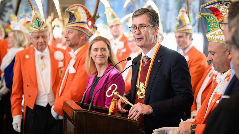 Oberbürgermeister Christian Schuchardt mit dem symbolischen Schlüssel für das Rathaus. Links von ihm die dritte Bürgermeisterin Judith Roth-Jörg. Oberbürgermeister Christian Schuchardt mit dem symbolischen Schlüssel für das Rathaus. Links von ihm die dritte Bürgermeisterin Judith Roth-Jörg. 