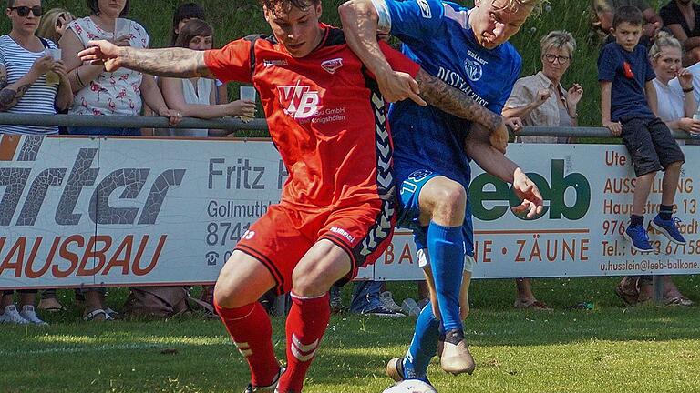 Packende Zweikämpfe wie gegen den Würzburger FV (rechts Nicolas Engelking) warten auch gegen Ammerthal auf Ingo Feser (links), wenn er mit dem TSV Aubstadt den nötigen Punkt zur Vizemeisterschaft holen will.