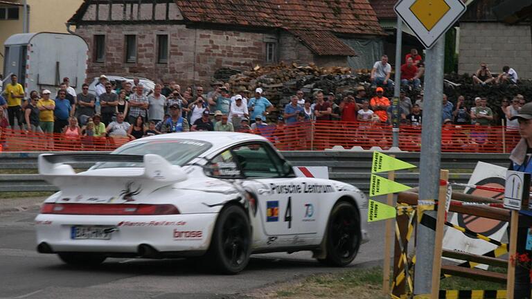 Der Gesamtsieger der 26. Grabfeldrallye, Nicolas Hässler, begeisterte die zahlreichen Motorsportfans. Ralf Seidling       -  Der Gesamtsieger der 26. Grabfeldrallye, Nicolas Hässler, begeisterte die zahlreichen Motorsportfans. Ralf Seidling