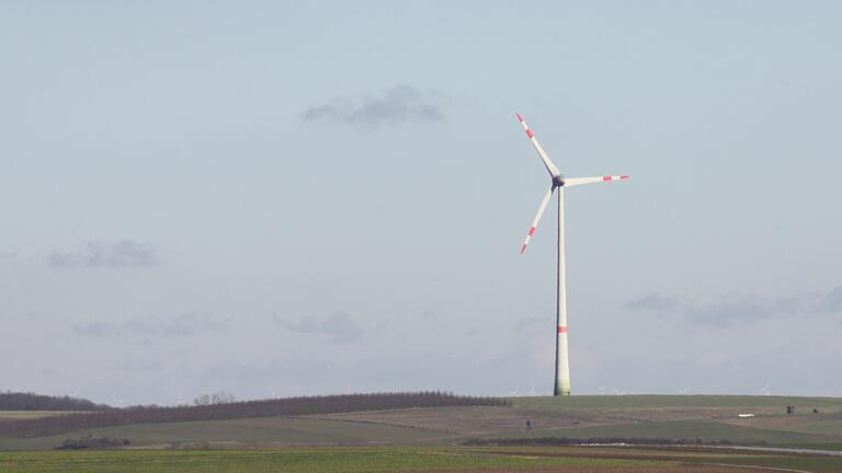 Ein einzelnes Windrad - wie hier in der Flur bei Dettelbach - könnte bald in Knetzgau zwischen der Maintalautobahn und Maincor stehen und das Unternehmen sowie die Bürgerinnen und Bürger mit Energie versorgen.