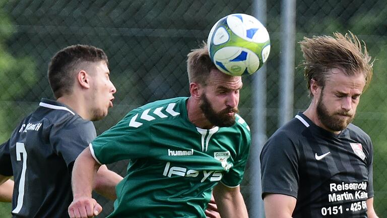 Mathias Leicht (Mitte) vom TSV Großbardorf II hat es mit seinem Treffer gegen die DJK Altbessingen in die Abstimmung zum 'Bayern-Treffer des Monats' geschafft.