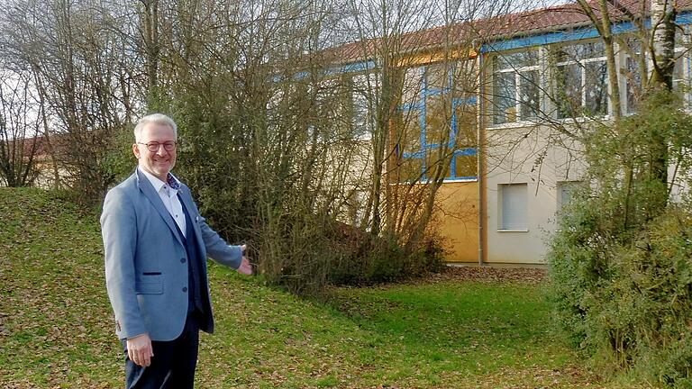 Hier soll der Anbau für die Grundschule in Traustadt entstehen. Für Bürgermeister Klaus Schenk ist es das größte Projekt seiner Gemeinde 2023. Das Gebäude ist vorerst eingeschossig geplant, mit der Option zur späteren Aufstockung.