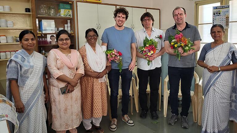 Das Missionsärztliche Institut unterhält mehrere Klinikpartnerschaften, darunter mit dem indischen Nityaseva Hospital (von links): Sister Lucy, Oberin Betty Sebastian, Chefgynäkologin Dr. Mary Ippen, Dr. David Villinger (Projektleiter Missio Institut), Michael Kuhnert (Geschäftsführer Missio Institut), Schulleiter Stefan Kolbert und Oberin Jema Rodrigues.