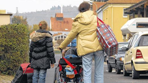 Auf der Suche: Heike K.benötigt dringend einneues Zuhause für sichund ihre Töchter.FOTO: OBERMEIER Auf der Suche: Heike K.benötigt dringend einneues Zuhause für sichund ihre Töchter.FOTO: OBERMEIER
