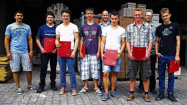 Fit für das Handwerk - (cm) Mit der abschließenden praktischen Prüfung an der Gewerblichen Schule in Tauberbischofsheim haben sieben Schüler der einjährigen Berufsfachschule Bau (1 BFB) das Fundament für ihre weitere berufliche Ausbildung im Bauhandwerk gelegt. Preise für hervorragende Leistungen mit einem Notendurchschnitt von mindestens 1,8 bekamen Simon Mack (Stuppach) und Jan Reuter (Dörzbach). Die Schüler haben innerhalb eines Schuljahres den ersten Schritt in die Stufenausbildung des Bauhandwerks gemacht. Sie lernten die Grundlagen für alle Berufe des Bauhauptgewerbes und haben nun die Möglichkeit, jeden Beruf in diesem Bereich im zweiten Lehrjahr fortzusetzen. Alle Schüler hatten bereits zu Schuljahresbeginn einen Vorvertrag mit einem Handwerksbetrieb, welcher ihnen die Übernahme in die weitere Ausbildung bei entsprechender Leistung zusichert. Die Klasse setzt sich aus einem Fliesen-, Platten- und Mosaikleger, zwei Stuckateuren und vier angehenden Zimmerern zusammen. Fit für das Handwerk - (cm) Mit der abschließenden praktischen Prüfung an der Gewerblichen Schule in Tauberbischofsheim haben sieben Schüler der einjährigen Berufsfachschule Bau (1 BFB) das Fundament für ihre weitere berufliche Ausbildung im Bauhandwerk gelegt. Preise für hervorragende Leistungen mit einem Notendurchschnitt von mindestens 1,8 bekamen Simon Mack (Stuppach) und Jan Reuter (Dörzbach). Die Schüler haben innerhalb eines Schuljahres den ersten Schritt in die Stufenausbildung des Bauhandwerks gemacht. Sie lernten die Grundlagen für alle Berufe des Bauhauptgewerbes und haben nun die Möglichkeit, jeden Beruf in diesem Bereich im zweiten Lehrjahr fortzusetzen. Alle Schüler hatten bereits zu Schuljahresbeginn einen Vorvertrag mit einem Handwerksbetrieb, welcher ihnen die Übernahme in die weitere Ausbildung bei entsprechender Leistung zusichert. Die Klasse setzt sich aus einem Fliesen-, Platten- und Mosaikleger, zwei Stuckateuren und vier angehenden Zimmerern zusammen.