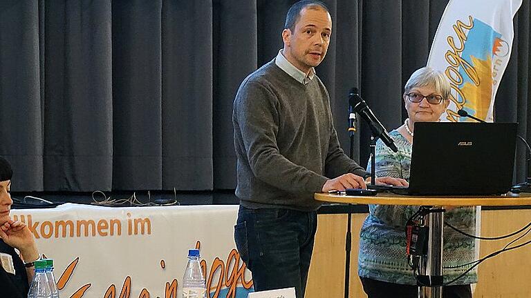 Bei der interkommunalen Mainbogen-Gemeinderatssitzung stellte sich Holger Fella, der neue Informations-Sicherheitsbeauftragte der fünf Mainbogengemeinden Gochsheim, Grettstadt, Röthlein, Schwebheim und Sennfeld vor. Rechts Bürgermeisterin Helga Fleischer und links Allianzmanagerin Ursula Weidinger. Bei der interkommunalen Mainbogen-Gemeinderatssitzung stellte sich Holger Fella, der neue Informations-Sicherheitsbeauftragte der fünf Mainbogengemeinden Gochsheim, Grettstadt, Röthlein, Schwebheim und Sennfeld vor. Rechts Bürgermeisterin Helga Fleischer und links Allianzmanagerin Ursula Weidinger.