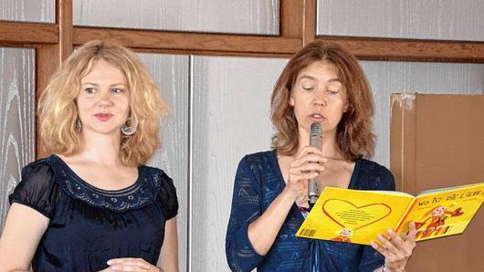 Die Autorin Kätlin Vainola (links) und ihre Dolmetscherin bei der Lesung in der Knetzgauer Schule.