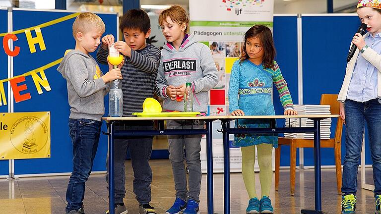 Die in Würzburg ansässige „Initiative Junge Forscherinnen und Forscher“ besucht bayernweit Schulen und will mit Experimenten die Begeisterung für Naturwissenschaft und Technik fördern. Die in Würzburg ansässige „Initiative Junge Forscherinnen und Forscher“ besucht bayernweit Schulen und will mit Experimenten die Begeisterung für Naturwissenschaft und Technik fördern.