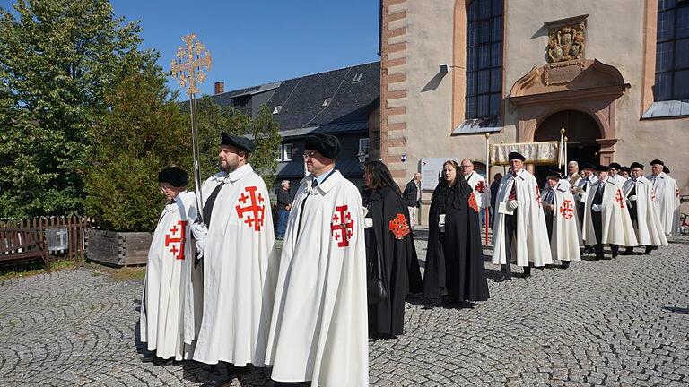 Die Damen und Herren des Ritterordens  vom Heiligen Grab zu Jerusalem  nahmen an der Prozession rund um die Klosteranlage am Kreuzberg teil. Foto: Marion Eckert       -  Die Damen und Herren des Ritterordens  vom Heiligen Grab zu Jerusalem  nahmen an der Prozession rund um die Klosteranlage am Kreuzberg teil. Foto: Marion Eckert