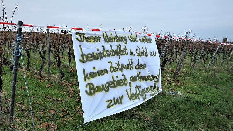 Hinweisschilder in den Weinbergen weisen auf den Widerstand der nicht verkaufswilligen Grundstücksbesitzer für das vorgesehene Baugebiet in Nordheim „Am Kreuzberg“ hin. Hinweisschilder in den Weinbergen weisen auf den Widerstand der nicht verkaufswilligen Grundstücksbesitzer für das vorgesehene Baugebiet in Nordheim „Am Kreuzberg“ hin.