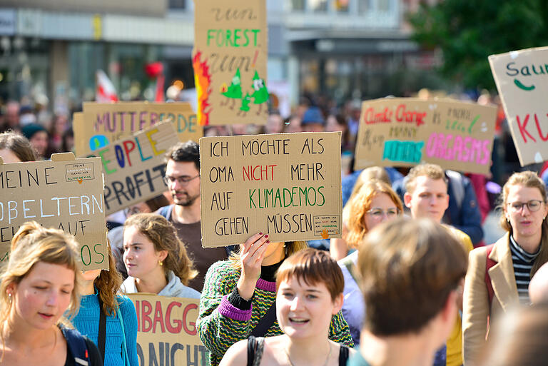 Auch in Würzburg kommen regelmäßig zahlreiche Menschen zu den 'Fridays-for-Future'-Demos zusammen, wie im September 2022. Dass diese Proteste seiner Meinung nach kaum etwas an der Haltung der Regierung zum Klimschutz ändern, macht Fell wütend. Auch in Würzburg kommen regelmäßig zahlreiche Menschen zu den 'Fridays-for-Future'-Demos zusammen, wie im September 2022. Dass diese Proteste seiner Meinung nach kaum etwas an der Haltung der Regierung zum Klimschutz ändern, macht Fell wütend.