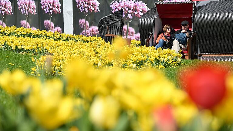 Zwei Besucher genießen auf der Landesgartenschau in einem Strandkorb den Blick auf die Blumenbeete. Fulda richtet zum zweiten Mal die hessische Landesgartenschau aus. Bis zum 8. Oktober können die Gäste rund 4000 Quadratmeter Beete mit jahreszeitlich wechselnden Pflanzen in vier Geländeteilen erleben.