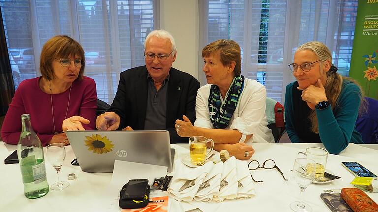 Der Blick auf die ersten Hochrechnungen auf der Wahlparty der Grünen aus Main-Spessart (von links): Direktkandidatin Anja Baier, Kreisvorsitzender Gerhard Kraft, Bezirkskandidatin Bärbel Imhof und Bezirkslistenkandidatin Angelika Rütz-Holst.