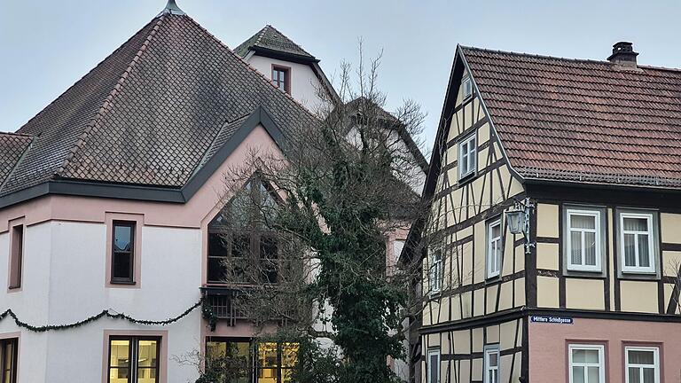 Vor dem Rathaus lagert ein Berg gelber Säcke.