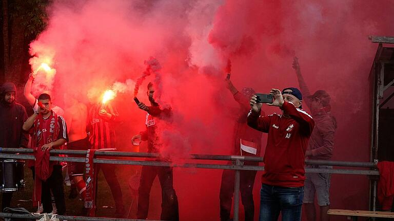 Anhänger des FSV Hohenroth zündeten nach dem Abpfiff Pyrotechnik.