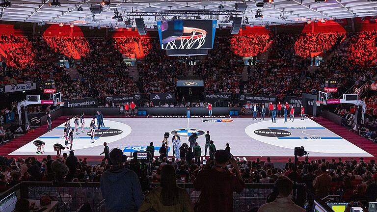 Auf dem Glasboden im Münchner BMW Park können die Werbebanner und die Linien des Feldes digital angezeigt und auch verändert werden. Am Sonntag spielten die Würzburg Baskets dort.