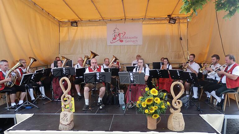 Immer ein Höhepunkt für die Musikkapelle: die Blasmusiktage im Juli. Die Gernacher Musikanten sorgten für Unterhaltung, ebenso die Heimatkapelle Michelau und die Maintalmusikanten aus Hirschfeld. Im Hintergrund das neue Logo der Musikkapelle Gernach. Immer ein Höhepunkt für die Musikkapelle: die Blasmusiktage im Juli. Die Gernacher Musikanten sorgten für Unterhaltung, ebenso die Heimatkapelle Michelau und die Maintalmusikanten aus Hirschfeld. Im Hintergrund das neue Logo der Musikkapelle Gernach.