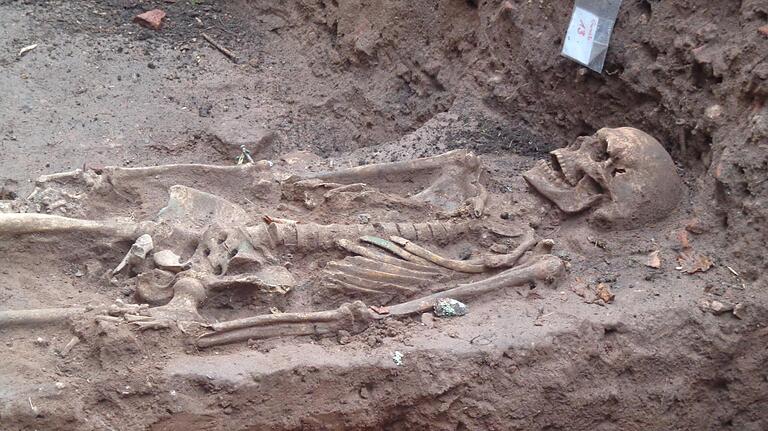 Im Kircheninnern und auf dem nördlich gelegenen Friedhof wurden Skelette gefunden. Im Kircheninnern und auf dem nördlich gelegenen Friedhof wurden Skelette gefunden. 