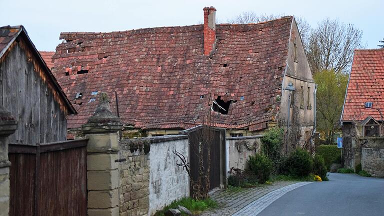 Gebäude wie dieses in Seinsheim bieten sich für Innentwicklung an – wenn die Eigentümer mitspielen. Inzwischen ist das Haus mit dem löchrigen Dach abgebrochen. An der Stelle entsteht ein neues Wohnhaus.