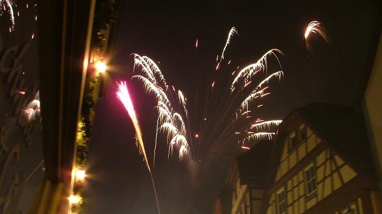 In Main-Spessart dürfen an Silvester nicht überall Feuerwerkskörper angezündet werden. In der Lohrer Altstadt etwa (hier ein Bild von Silvester 2007) ist es verboten.