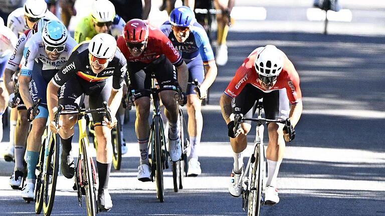 UCI WorldTour - Tour de France       -  Der Niederländer Dylan Groenewegen (r) sprintete zum Etappensieg.