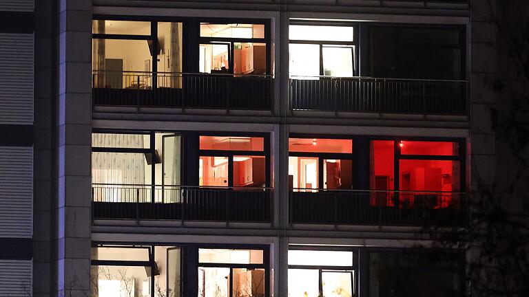 „Mögliche Bedrohungssituation” in Aachener Klinik - Vor einem halben Jahr war die Polizei wegen einer Bedrohungslage und eines Brandes in einer Klinik in Aachen stundenlang im Einsatz. Nun hat der Prozess wegen versuchten Mordes in Tateinheit mit Brandstiftung gegen die mutmaßliche Täterin begonnen. „Mögliche Bedrohungssituation” in Aachener Klinik - Vor einem halben Jahr war die Polizei wegen einer Bedrohungslage und eines Brandes in einer Klinik in Aachen stundenlang im Einsatz. Nun hat der Prozess wegen versuchten Mordes in Tateinheit mit Brandstiftung gegen die mutmaßliche Täterin begonnen.