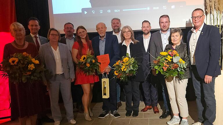 Einige Mitglieder wurden für ihr langjähriges Engagement geehrt (von links): Inge Schuhmann (35 Jahre), Landrat Florian Töpper, Kreisvorsitzende Martina Braum, Kassier Alexander Linke, Schriftführerin Anne-Katrin Linke, Dietmar Güthlein (Ehrenbrief der SPD Schonungen), Stellvertretender Vorsitzender Alexander Geyer, Hanne Güthlein (50 Jahre), Bundestagsabgeordneter Markus Hümpfer, Bürgermeister Stefan Rottmann, Inge Brüggemann (35 Jahre) und Vorsitzender Jürgen Geist.